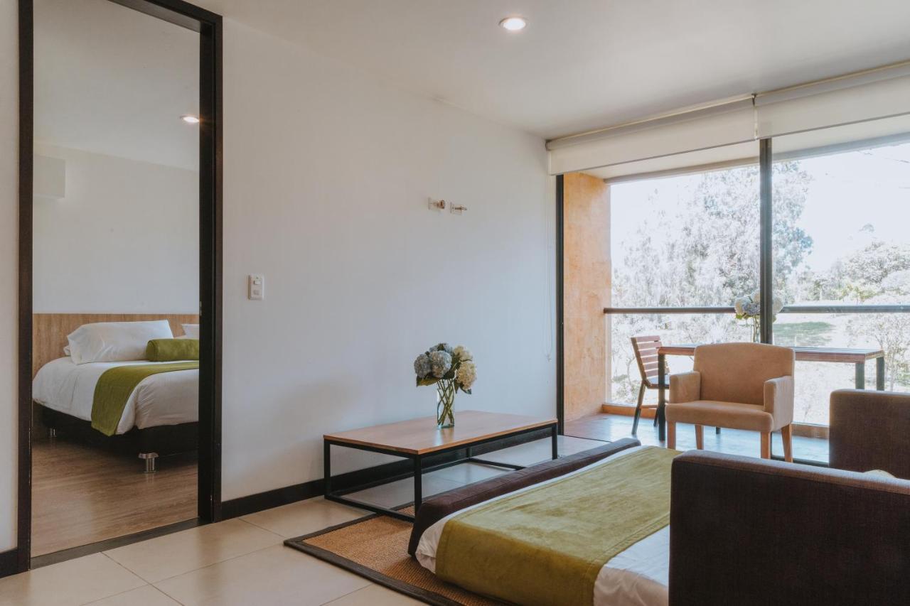 Travelers Rio Verde Living Suites ريونيغرو المظهر الخارجي الصورة