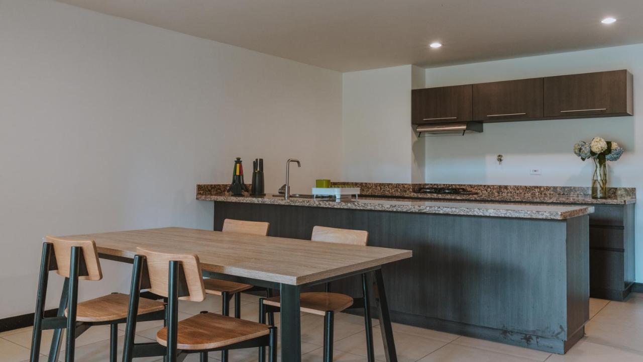 Travelers Rio Verde Living Suites ريونيغرو المظهر الخارجي الصورة