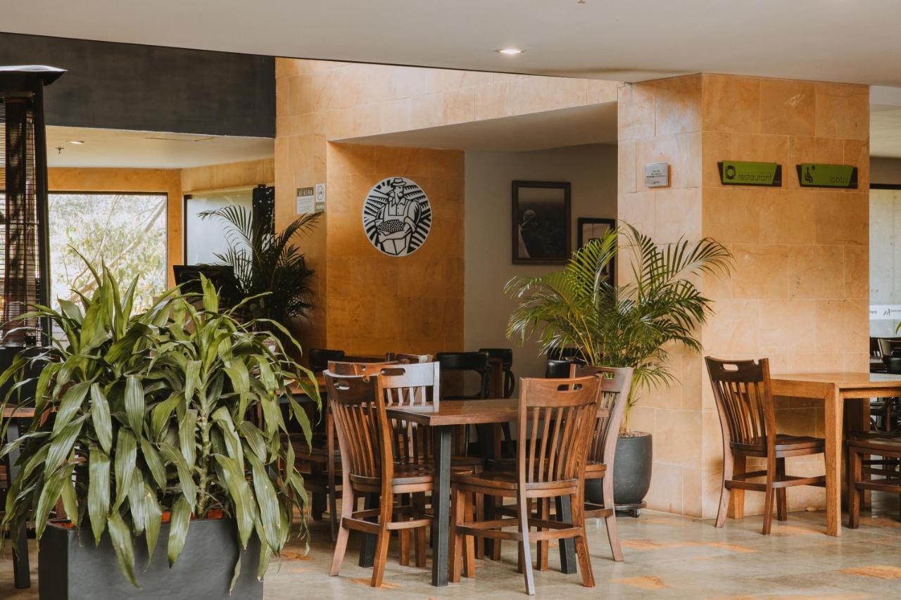 Travelers Rio Verde Living Suites ريونيغرو المظهر الخارجي الصورة